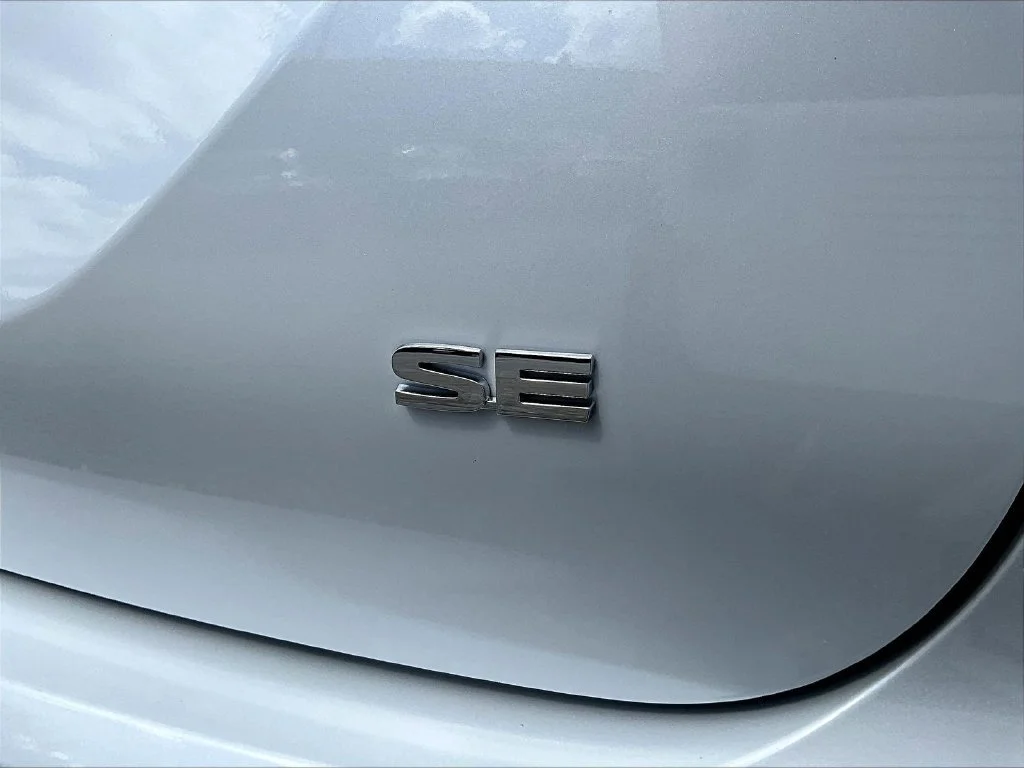 Used 2024 White Mitsubishi SE image 27