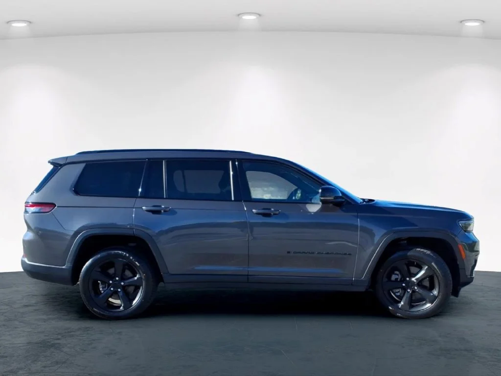 Used 2023 Gray Jeep Altitude image 7
