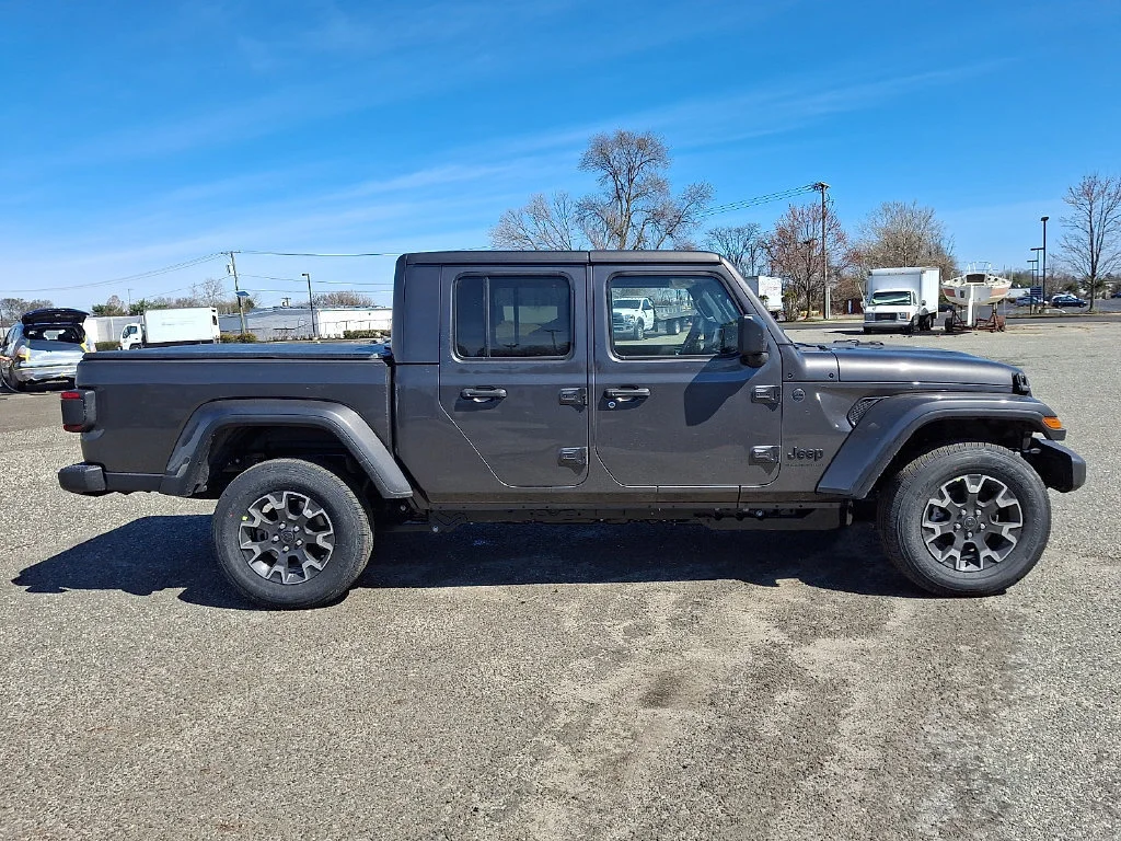 New 2026 Granite Crystal Metallic Clear-Coat Exterior Paint Jeep Sahara image 9