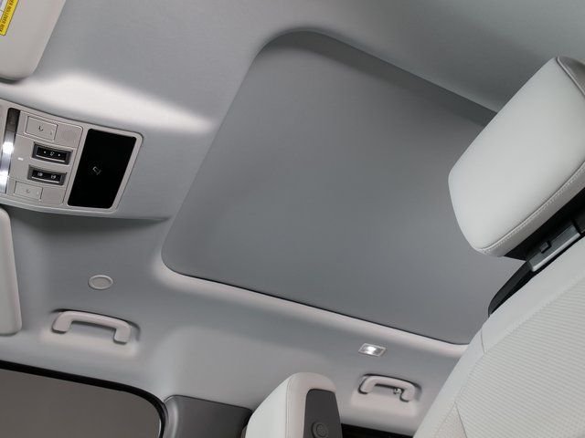 New 2026 Fuji White Land Rover X-Dynamic SE image 23