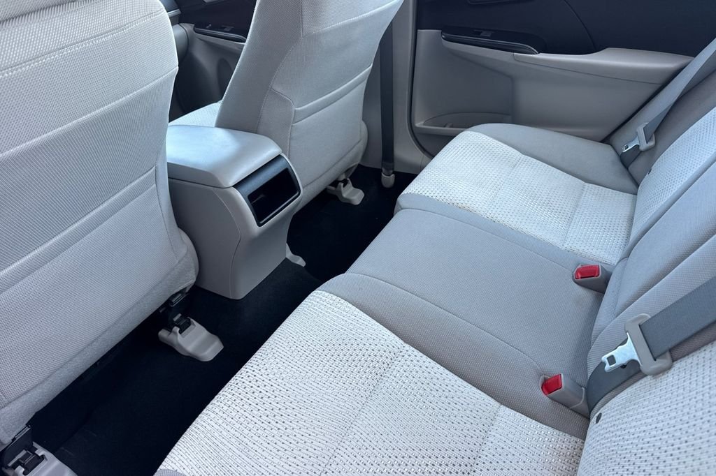 Used 2014 Silver Toyota LE image 15