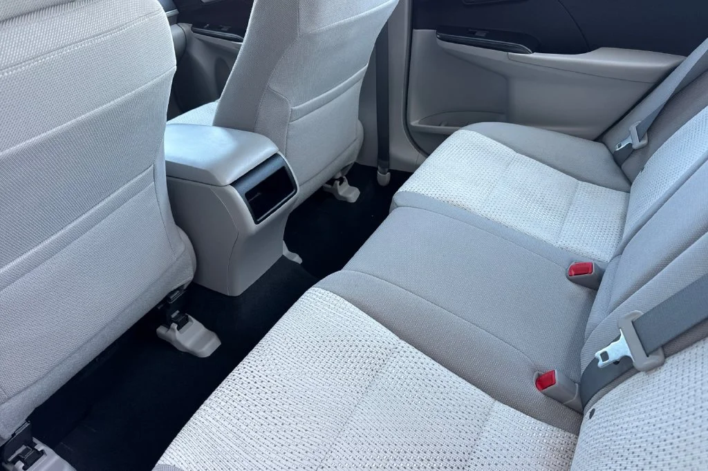 Used 2014 Classic Silver Metallic Toyota LE image 15