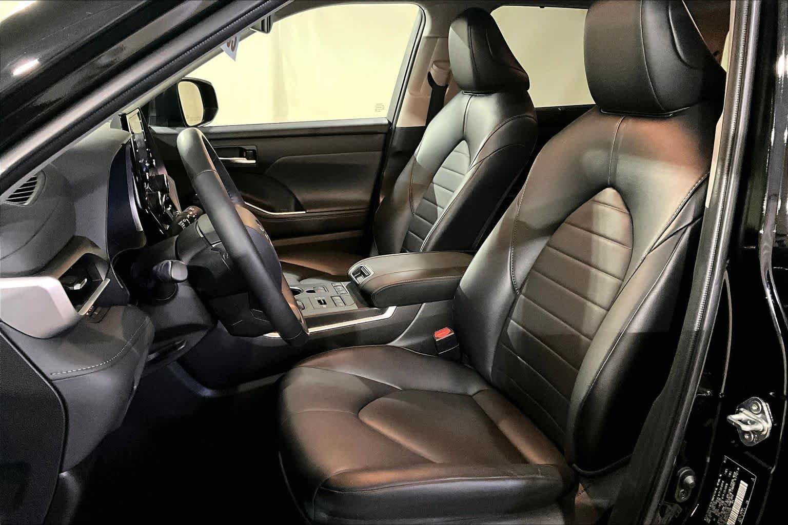 Used 2022 Midnight Black Metallic Toyota XLE image 15