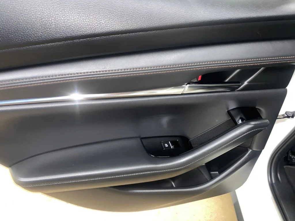 Used 2020 White Mazda Preferred image 15