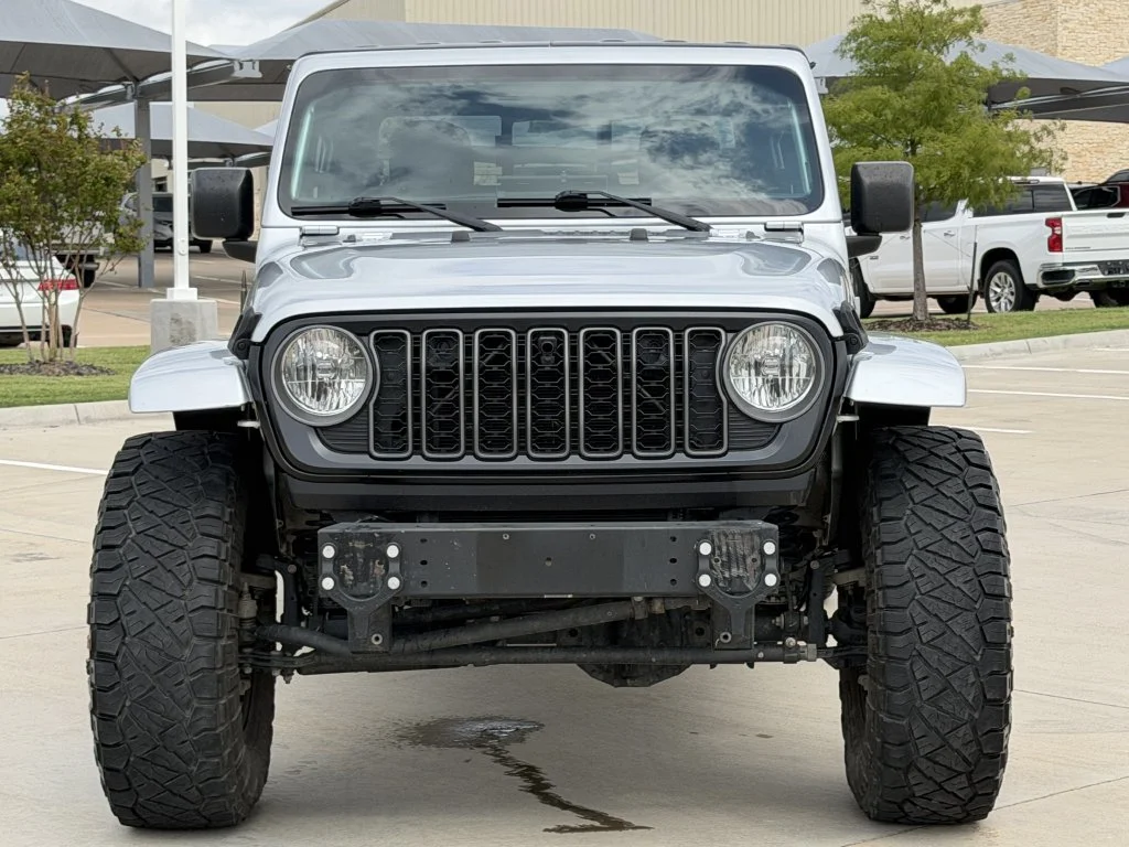 Used 2023 Silver Jeep Sport S image 7