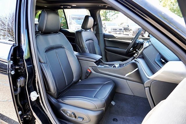 New 2026 Diamond Black Crystal Pearl-Coat Exterior Paint Jeep Limited image 15