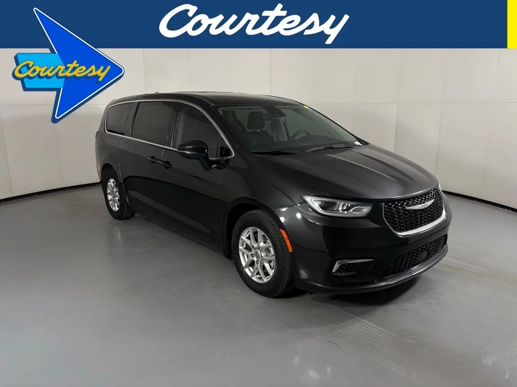 2023 Chrysler Pacifica Touring L's photo