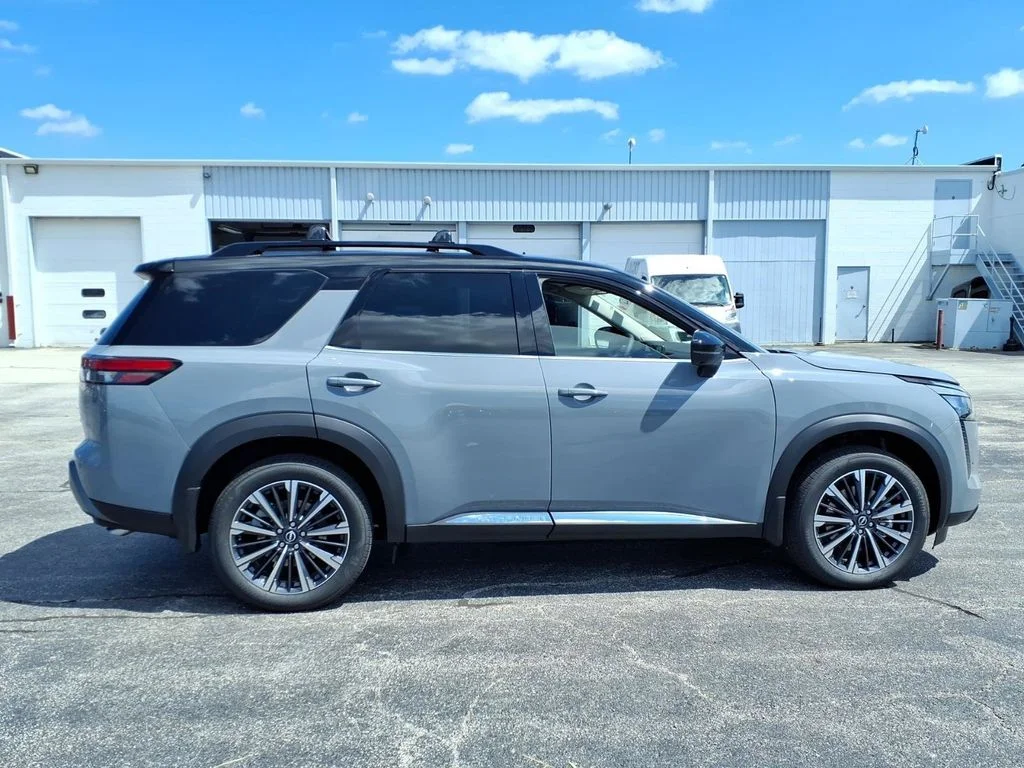 New 2026 Boulder Gray Pearl / Super Black Two-tone Nissan Platinum image 2