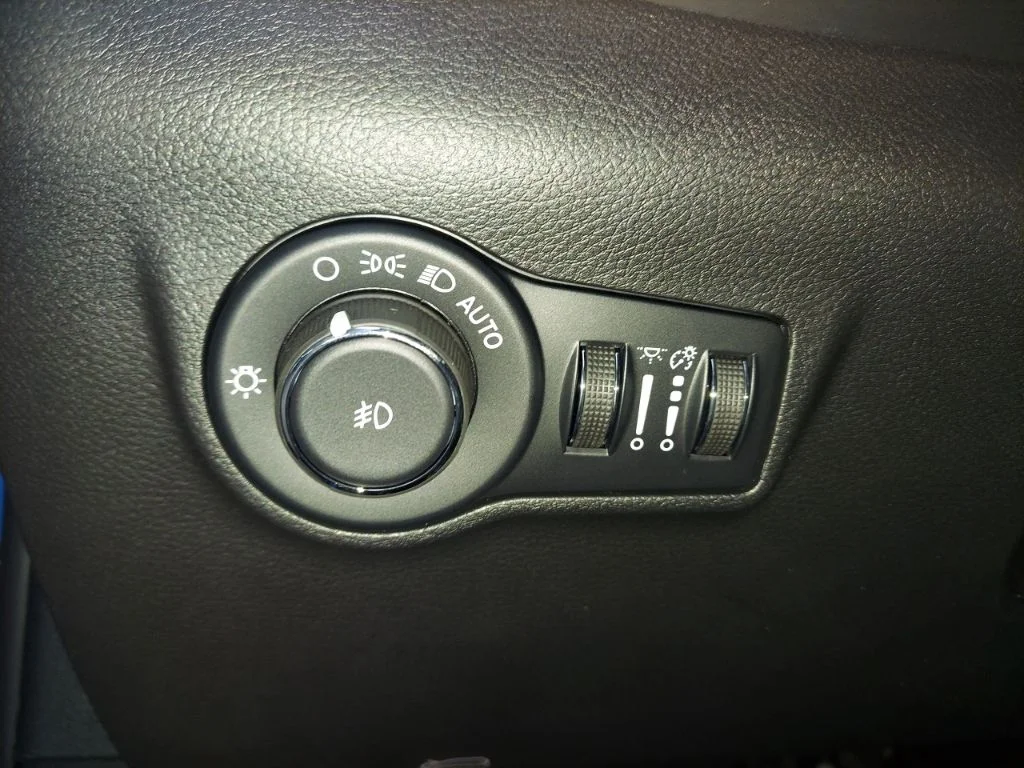 New 2026 Hydro Blue Pearlcoat Jeep Latitude image 19