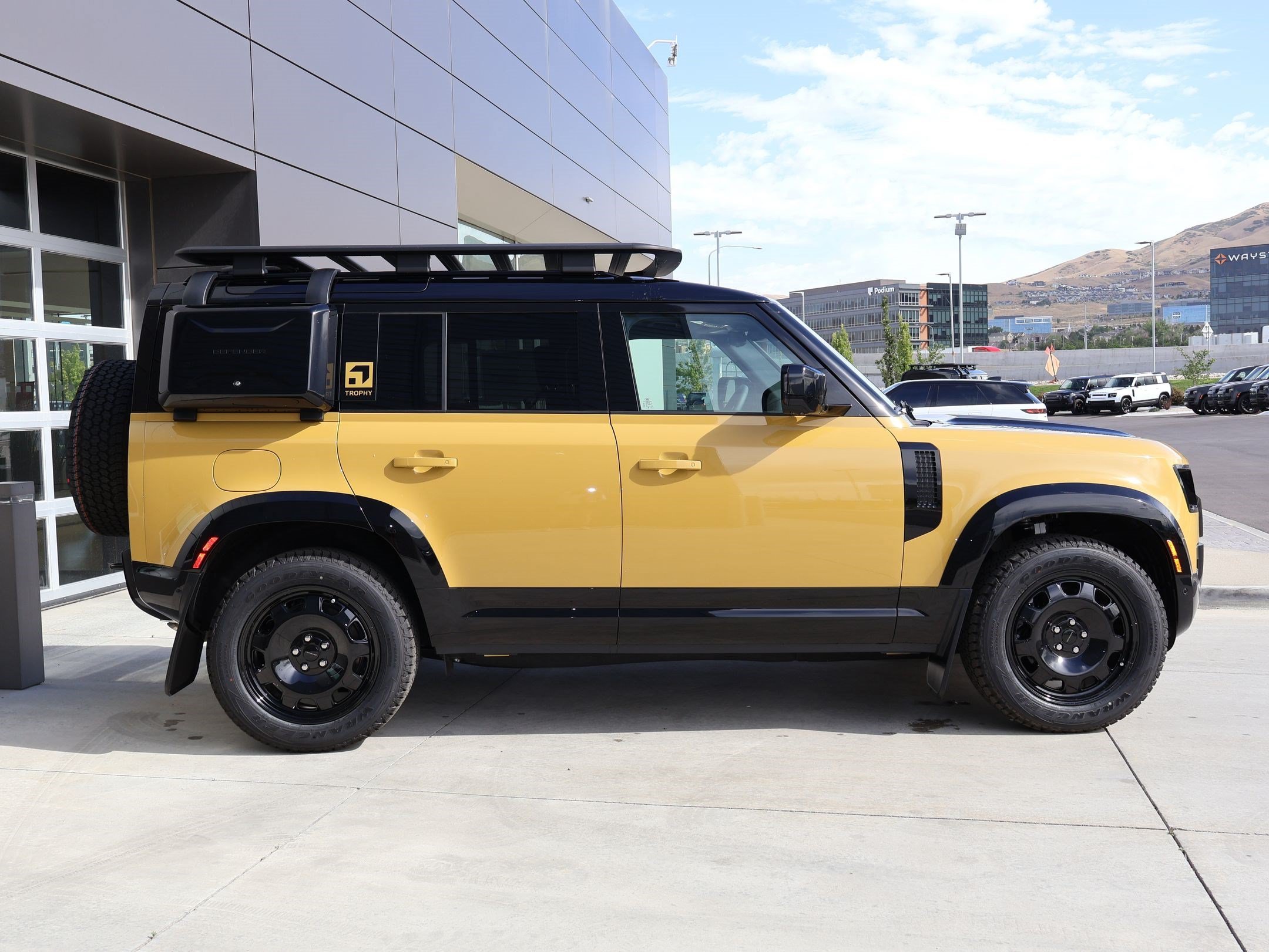 New 2026 Deep Sandglow Yellow LAND ROVER P400 Trophy Edition Deep Sandglow image 4