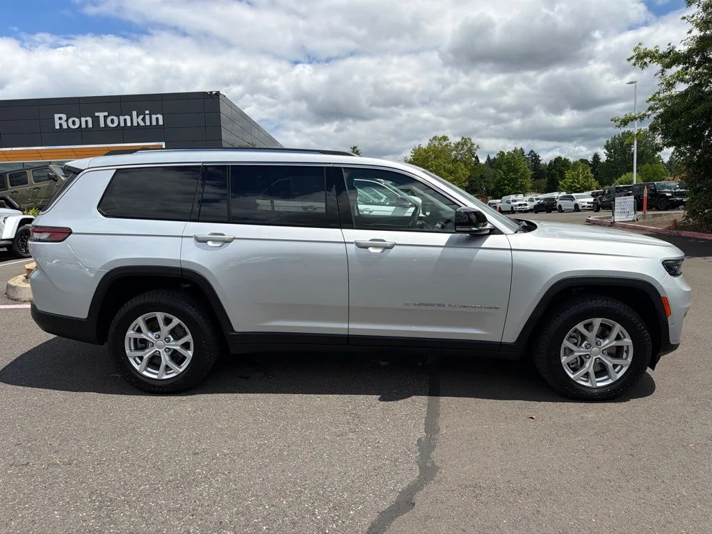 Used 2023 Silver Jeep Limited image 8
