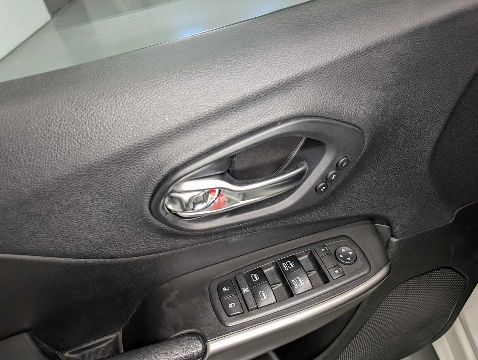 Used 2019 Pearl White Pearlcoat Jeep High Altitude image 40