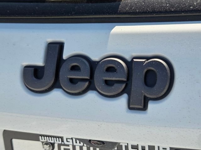 New 2026 Bright White Clear-Coat Exterior Paint Jeep Latitude image 30