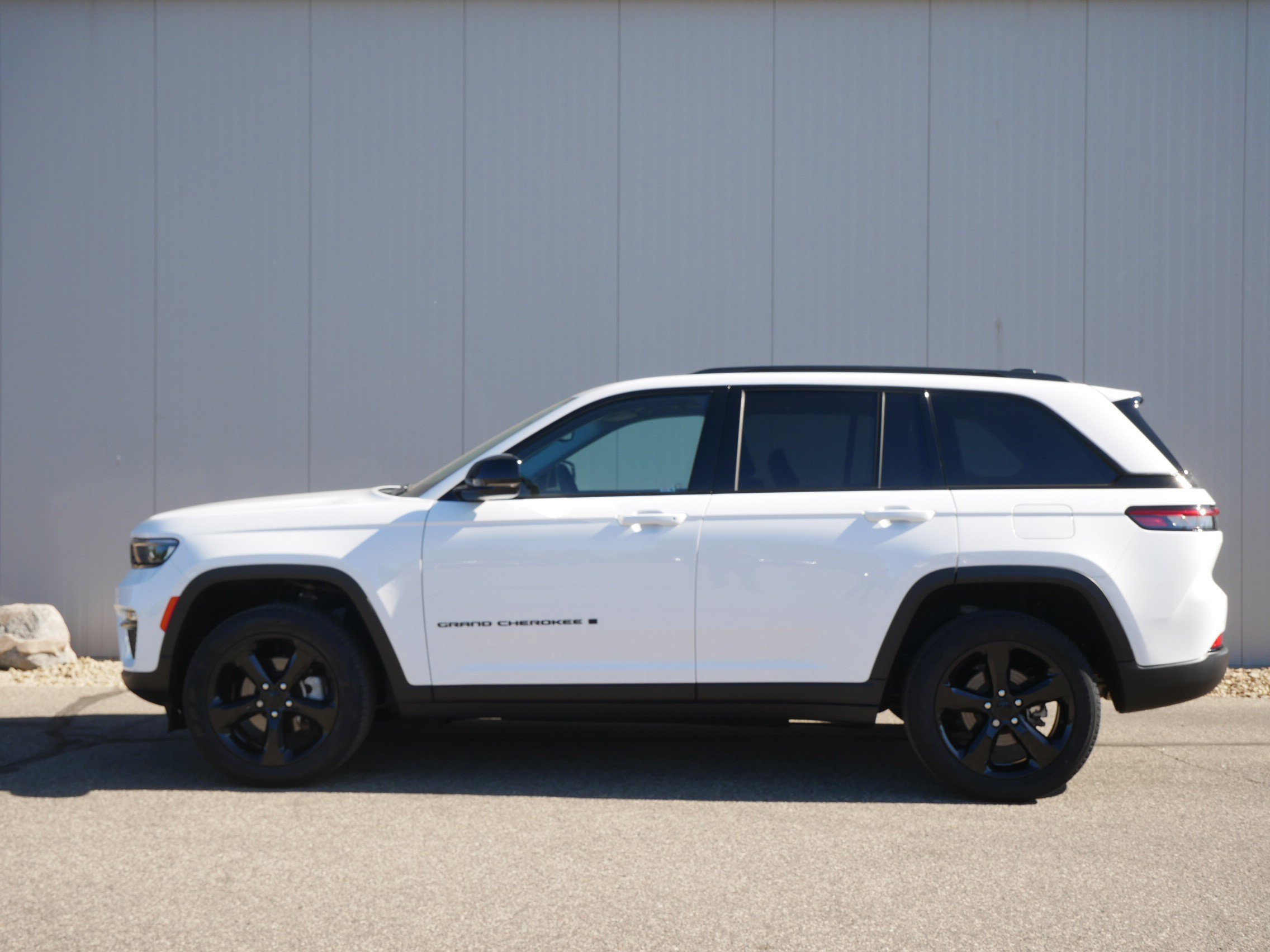 Used 2023 Jeep Grand Cherokee Limited with VIN 1C4RJHBG7PC520184 for sale in Hastings, Minnesota