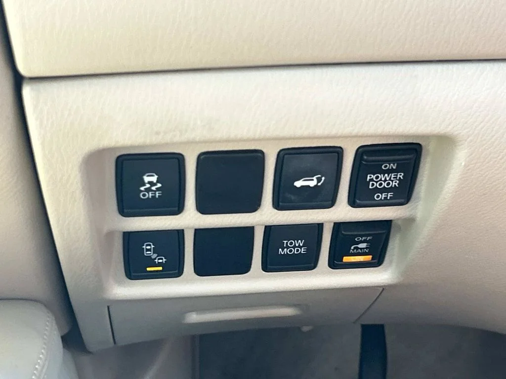 Used 2015 White Nissan SL image 28