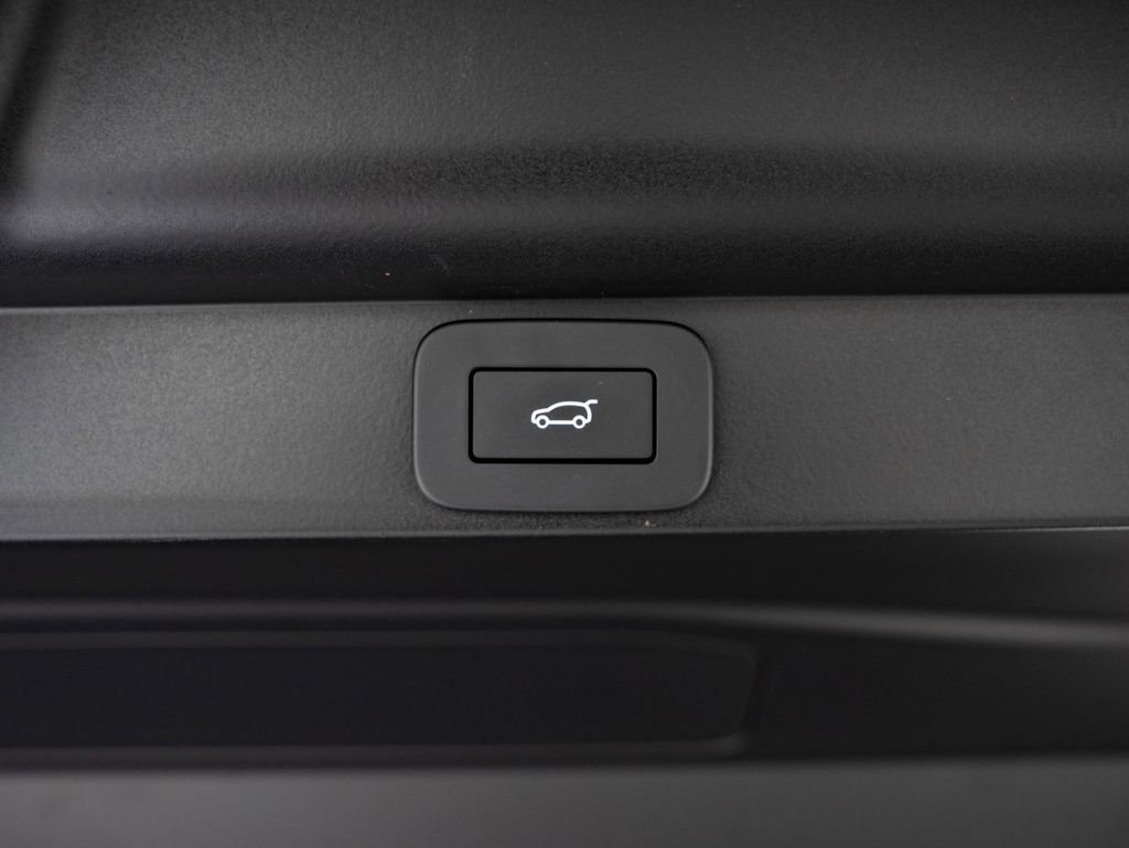 Used 2025 Carpathian Grey Premium Metallic Land Rover SE image 23