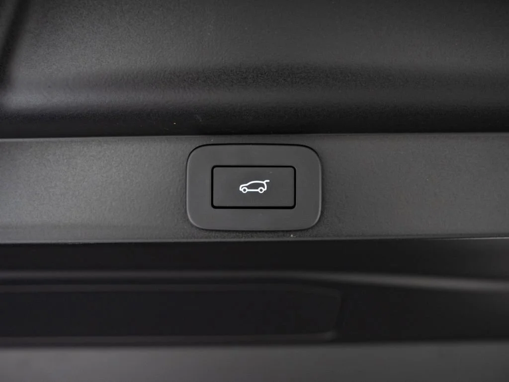 Used 2025 Carpathian Grey Premium Metallic Land Rover SE image 23