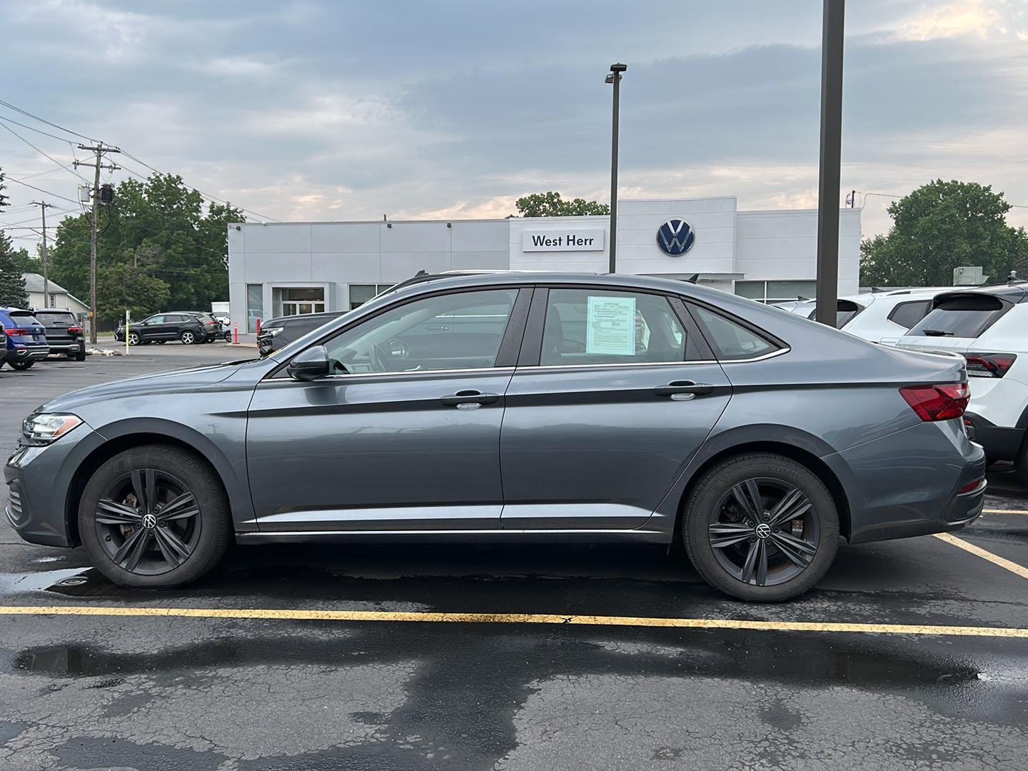 Used 2022 Platinum Gray Metallic Volkswagen SE image 3