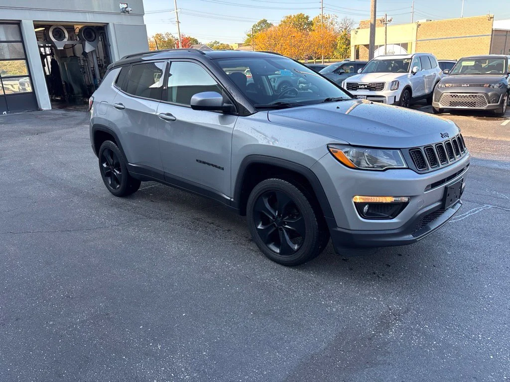 Used 2021 Billet Silver Metallic Clearcoat Jeep Latitude image 2