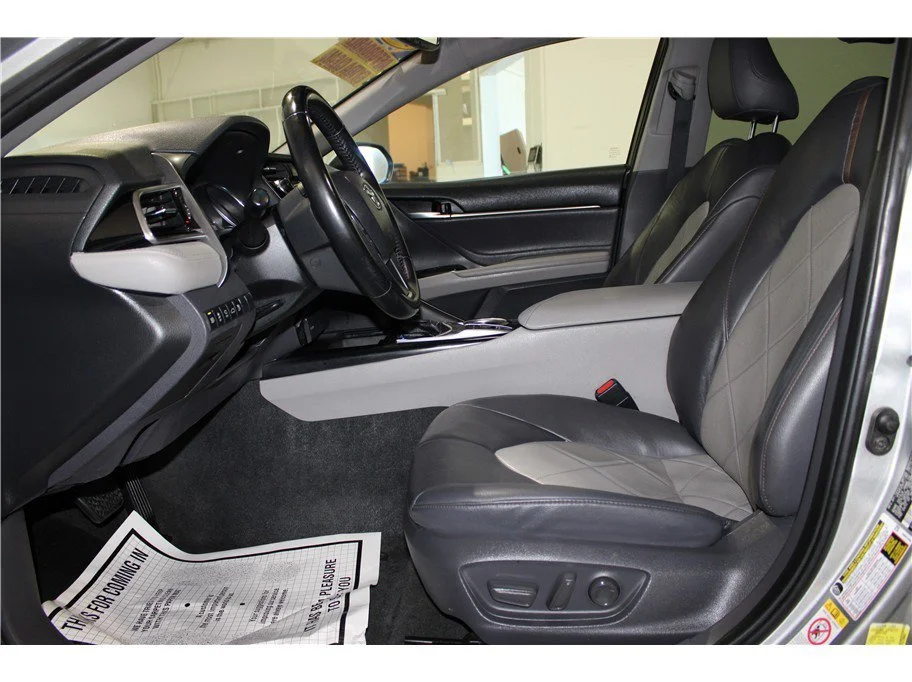 Used 2018 Silver Toyota XLE Sedan 4D image 17