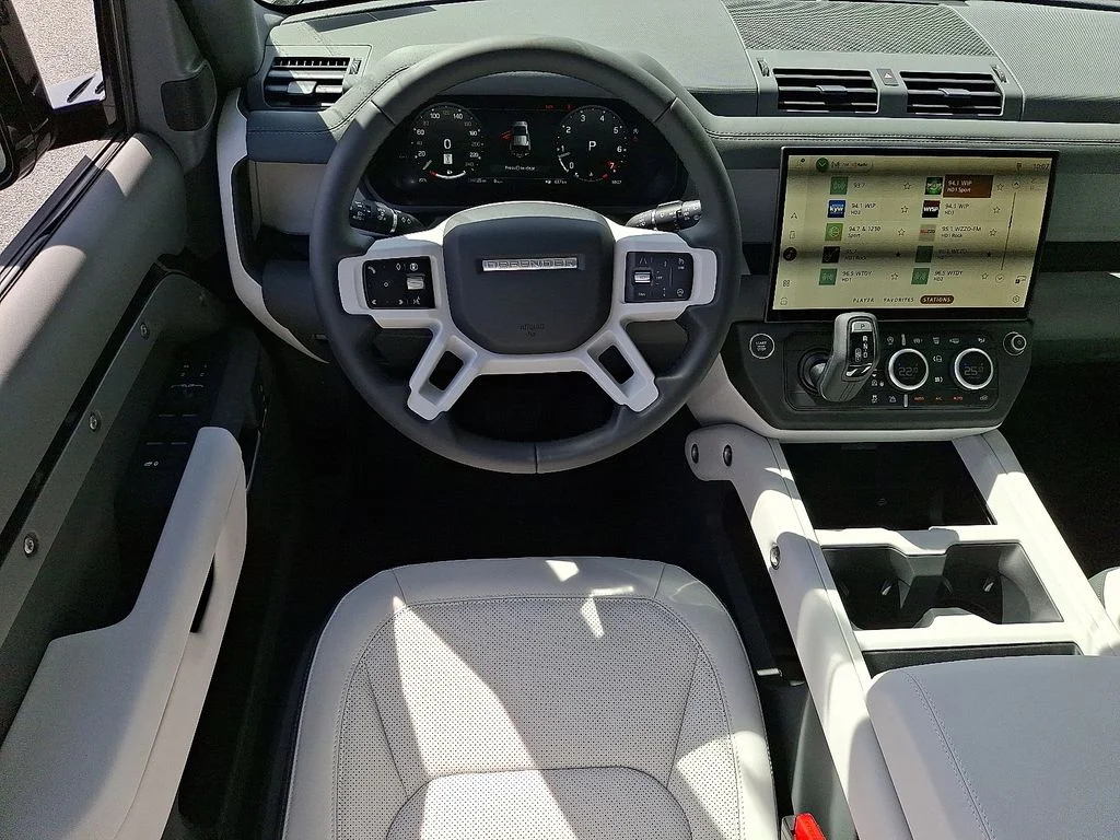 New 2026 Santorini Black Land Rover S image 7