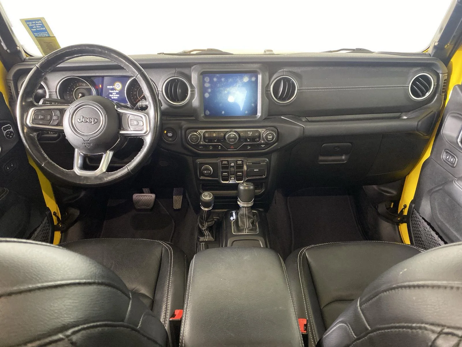 Used 2019 Hellayella Jeep Sahara image 2