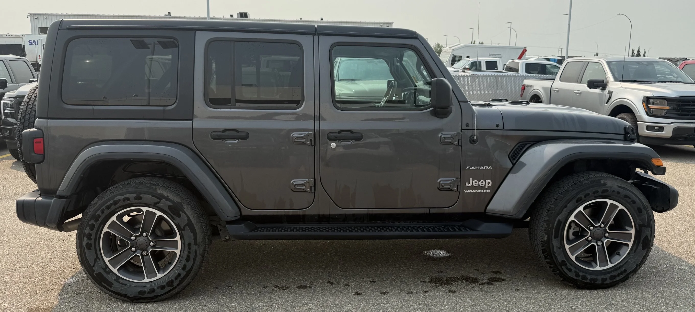 Used 2023 Granite Crystal Metallic Jeep SAHARA **New Arrival** image 6