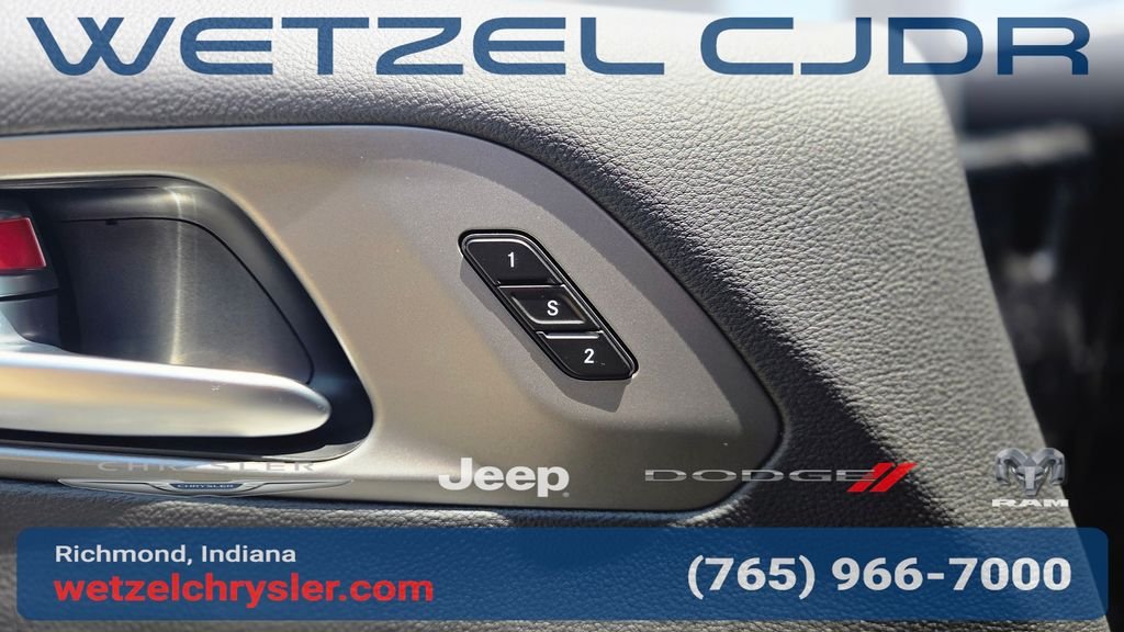 New 2027 Diamond Black Crystal Pearl-Coat Exterior Paint Chrysler Select image 14