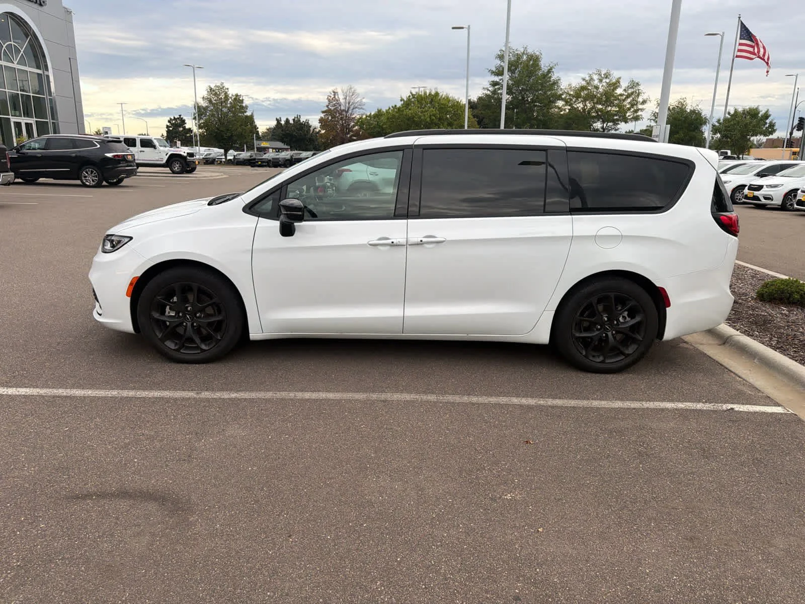 Used 2024 Bright White Clearcoat Chrysler Limited image 5