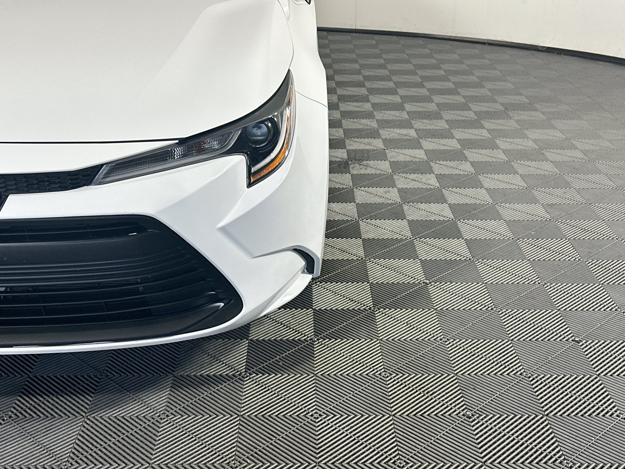 Used 2024 Ice Toyota LE image 9