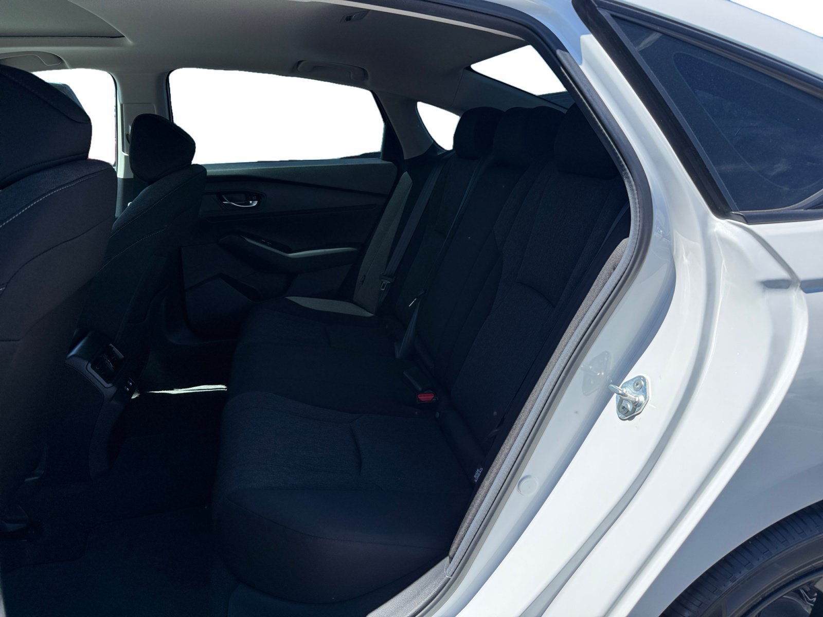 Used 2025 White Honda SE image 16