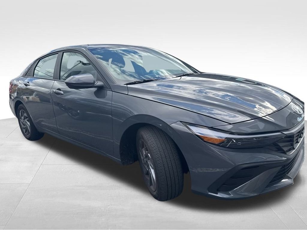 2024 Hyundai Elantra SEL photo 2
