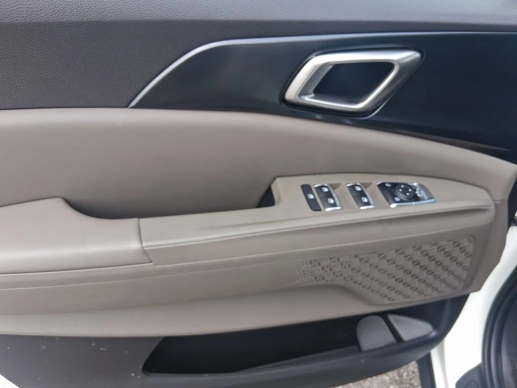 Used 2026 White Kia LXS image 8