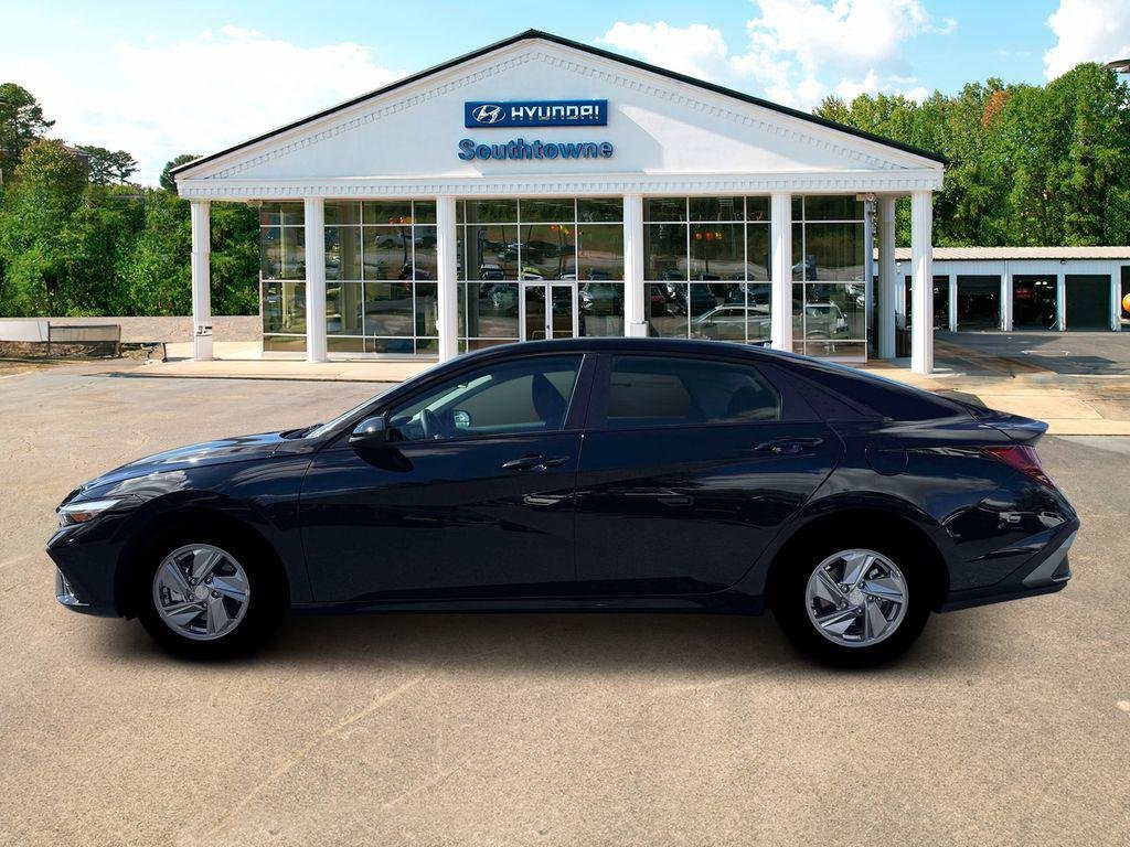 New 2026 Black Hyundai SE image 3