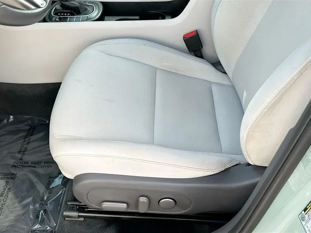 Used 2025 Green Hyundai SEL image 18