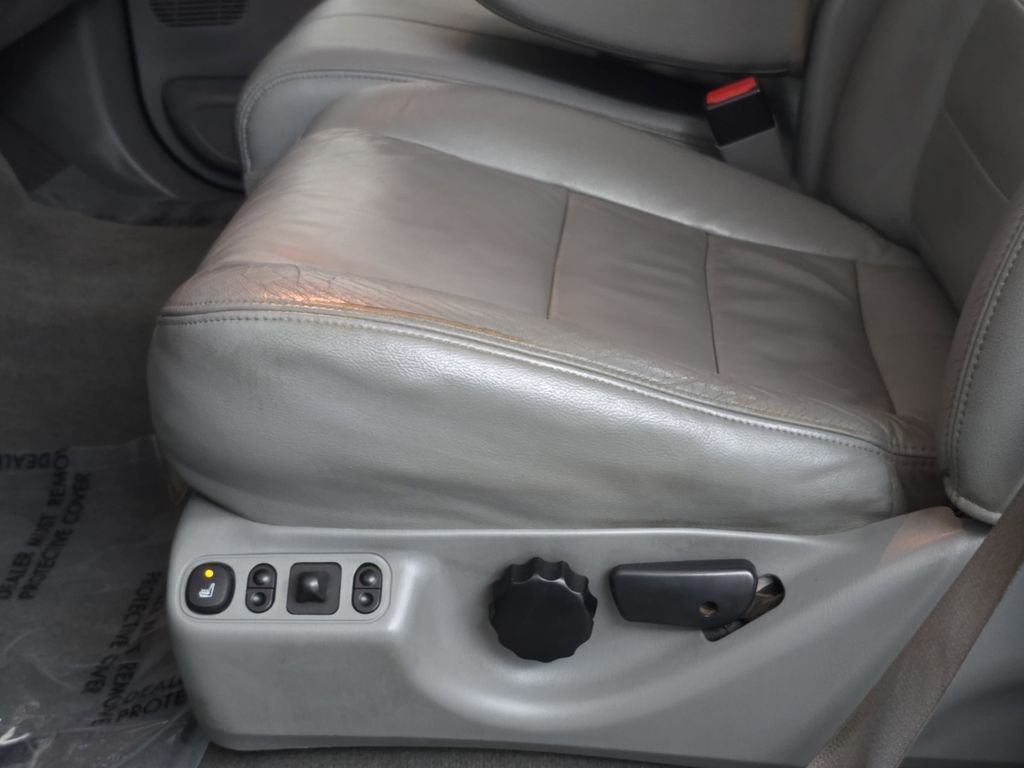 Used 2005 Black Clearcoat Ford  image 21