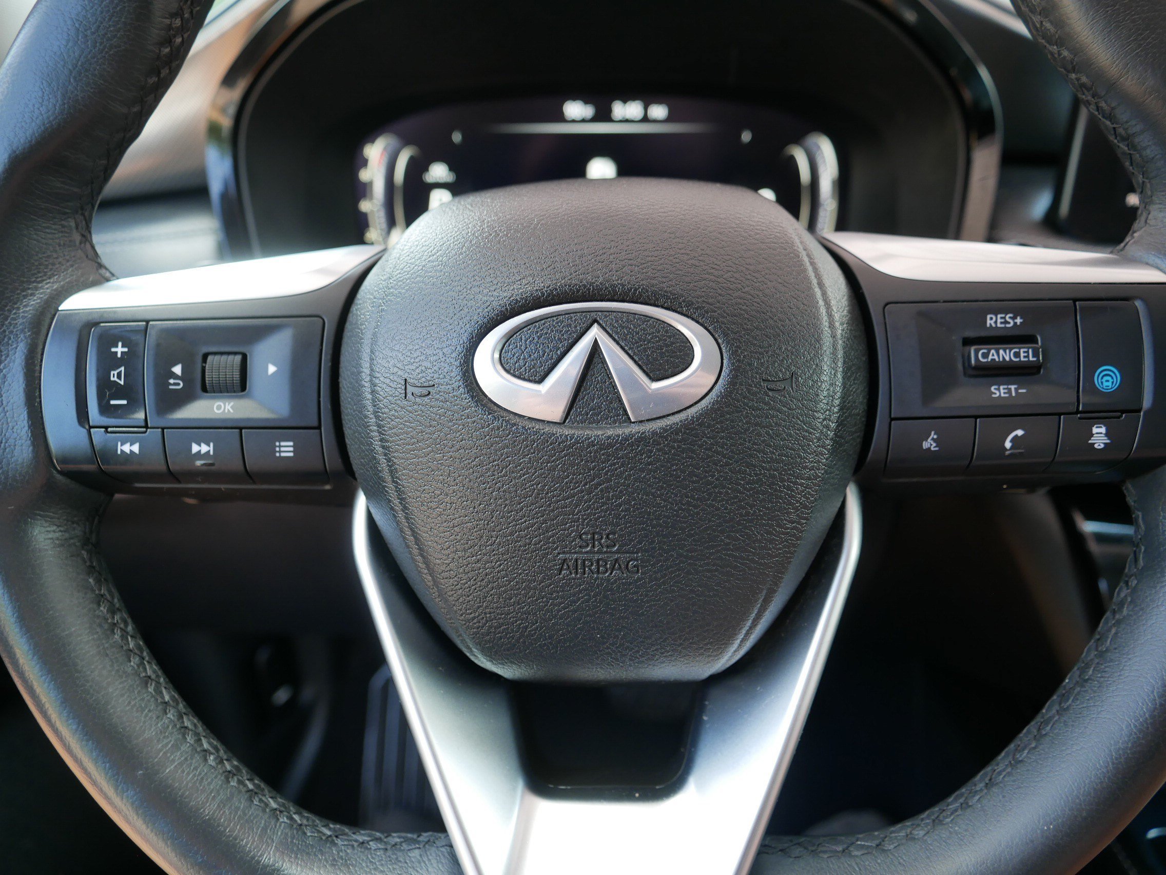Used 2023 Majestic White INFINITI LUXE image 25