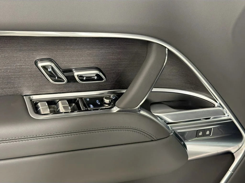 New 2026 Fuji White Land Rover SE 7 Seats image 18