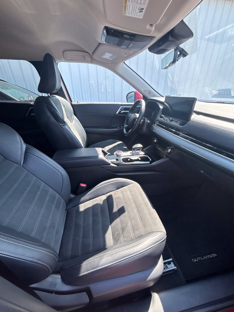 Used 2025 Red Mitsubishi SE image 24