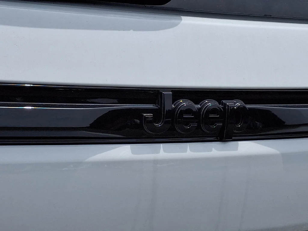 New 2026 Bright White Clear-Coat Exterior Paint Jeep Limited image 21