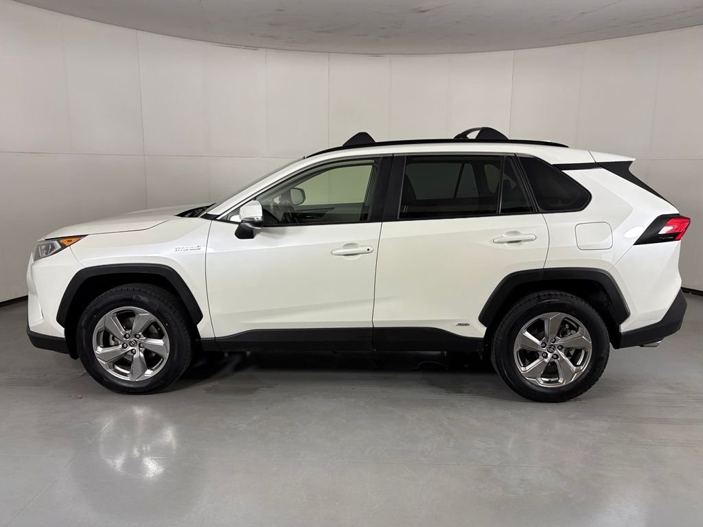 Used 2021 White Toyota XLE Premium image 5