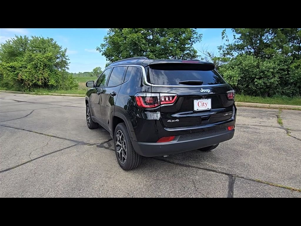 New 2026 Diamond Black Crystal Pearl-Coat Exterior Paint Jeep Limited image 6