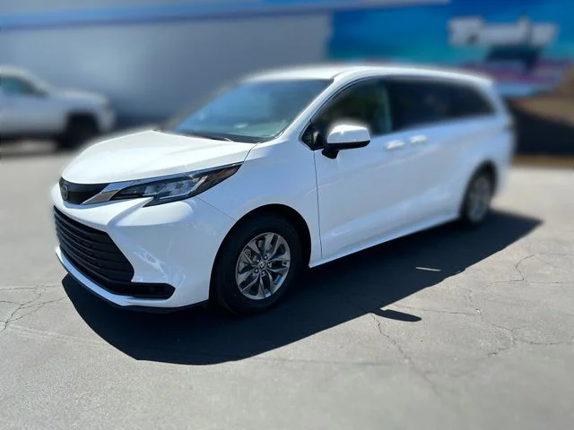 2022 Toyota Sienna LE 8-Passenger Hybrid FWD's photo