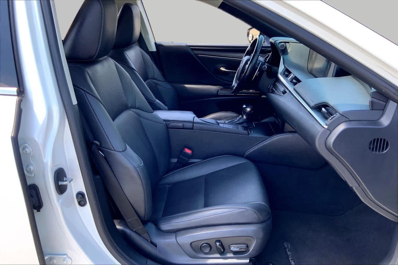 Used 2019 Eminent White Pearl Lexus  image 9