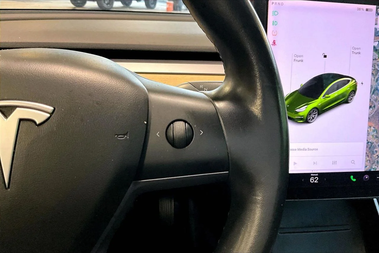 Used 2019  Tesla Long Range image 29