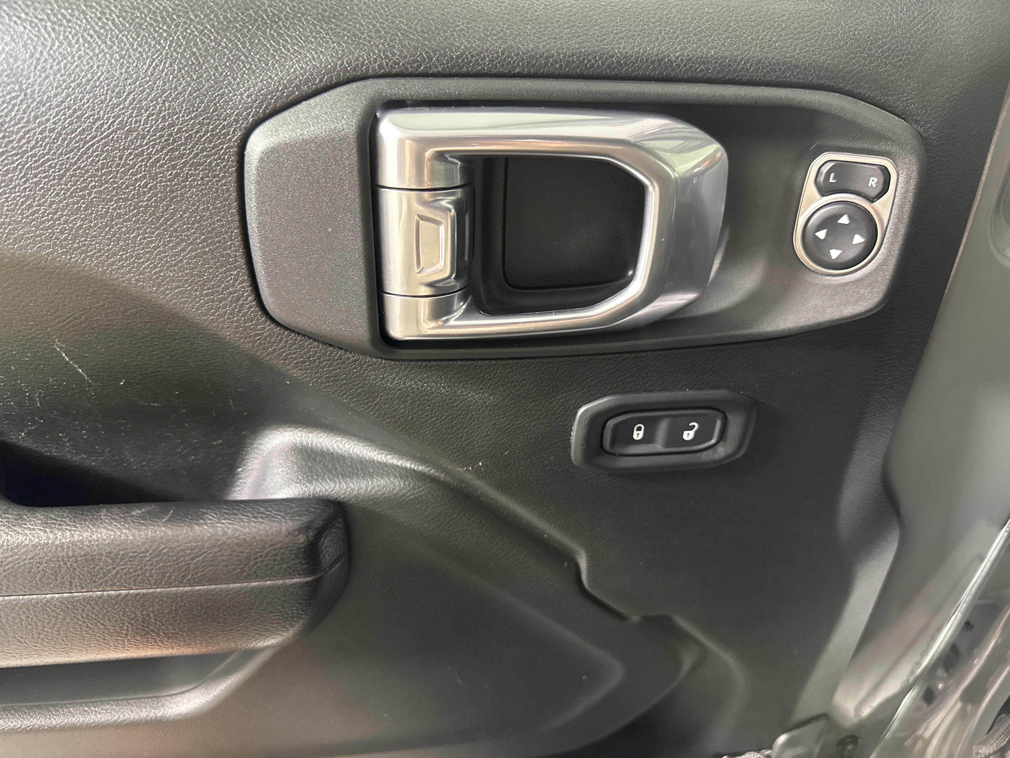 Used 2022 Sting-Gray Clearcoat Jeep Mojave image 11