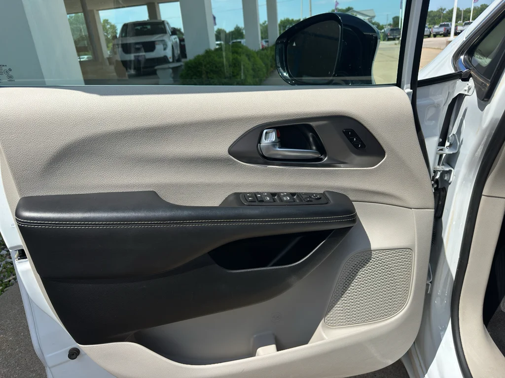 Used 2024 White Chrysler Touring L image 10