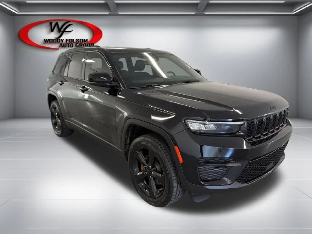 Used 2023 Black Jeep Altitude image 3
