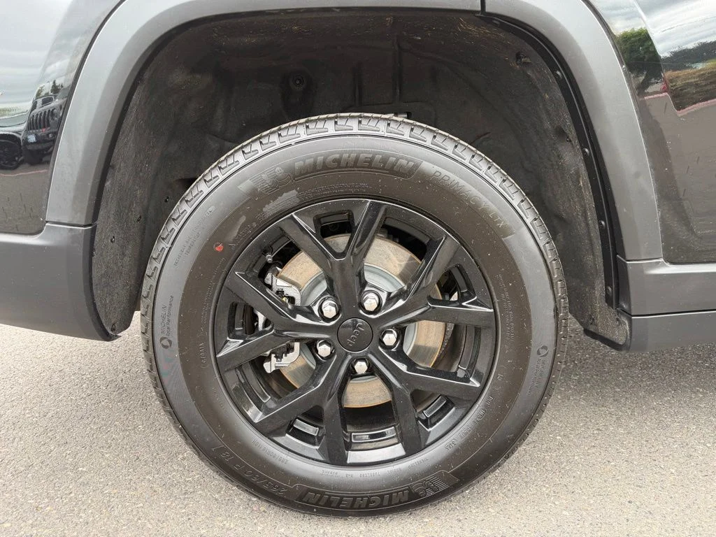 Used 2025 Diamond Black Crystal Pearlcoat Jeep Altitude X image 9