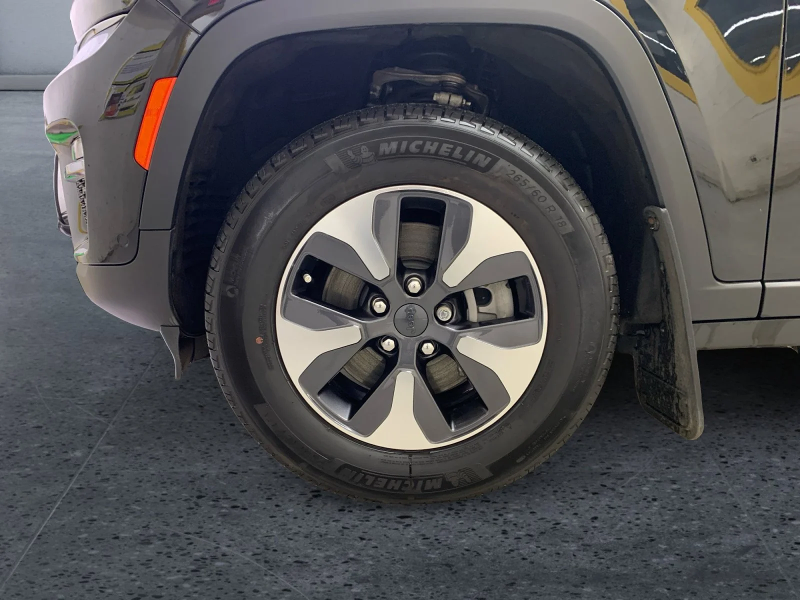 New 2023 Diamond Black Crystal Pearl Jeep  image 9